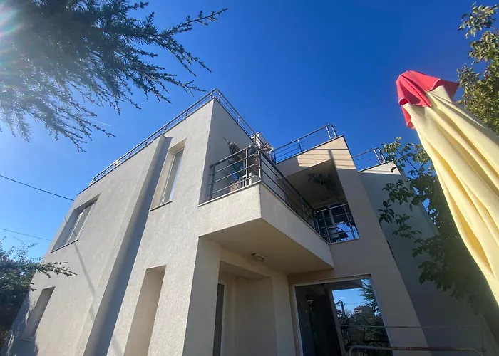 Luxury Seaside With Jacuzzi & Garden - *