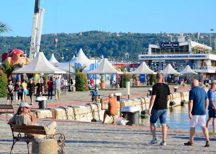 Dom wakacyjny Luxury Seaside With Jacuzzi & Garden - *